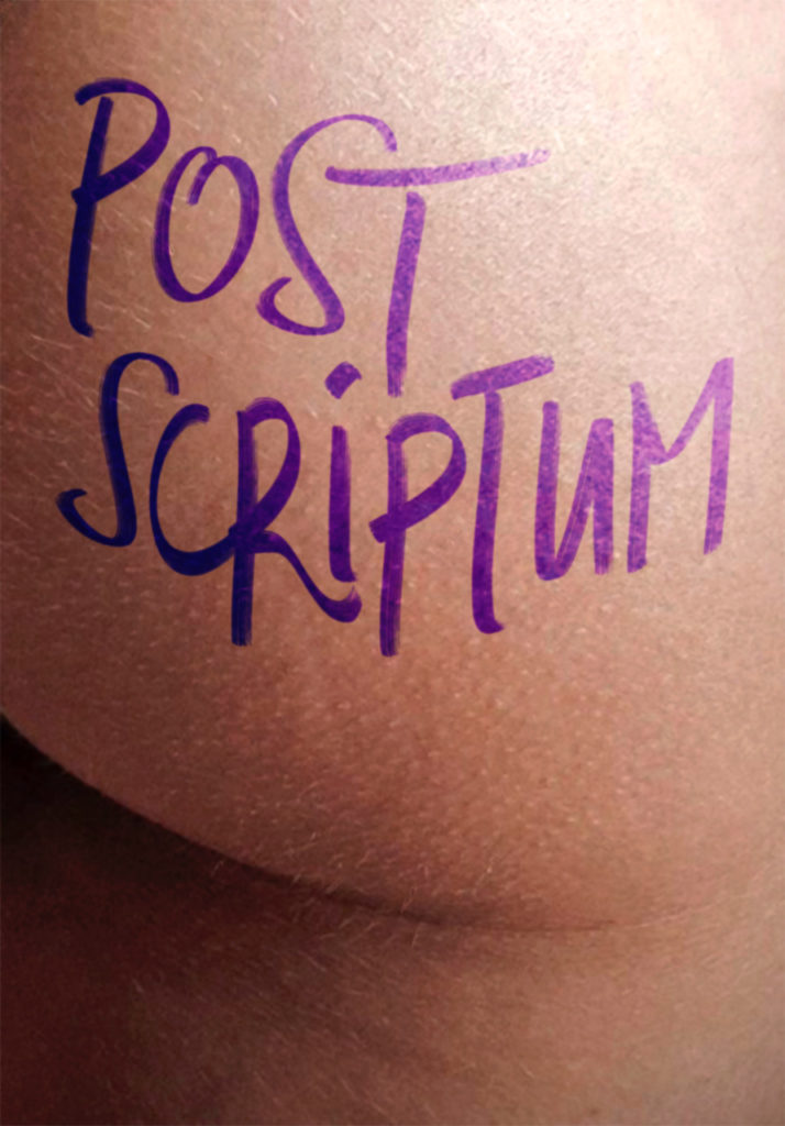 Auf einem Po steht "Post Scriptum" in blauer Farbe geschrieben.
