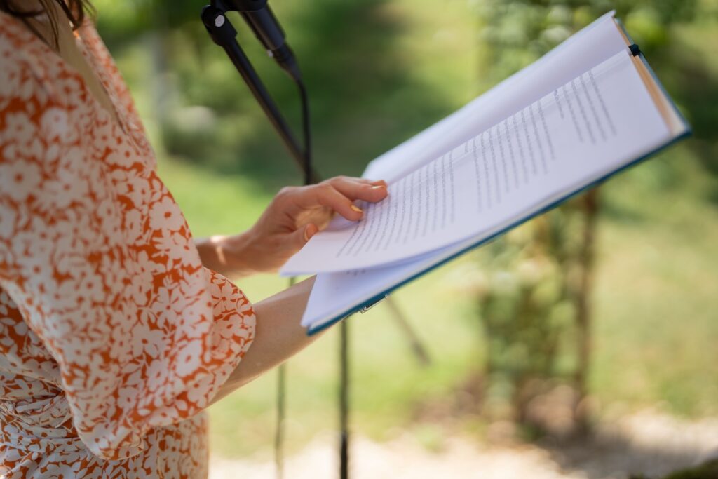 Nahaufnahme einer Rednerin, die einen Text in der Hand hält
